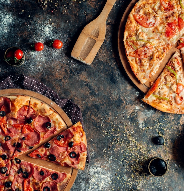 Een paar gemengde piiza op tafel