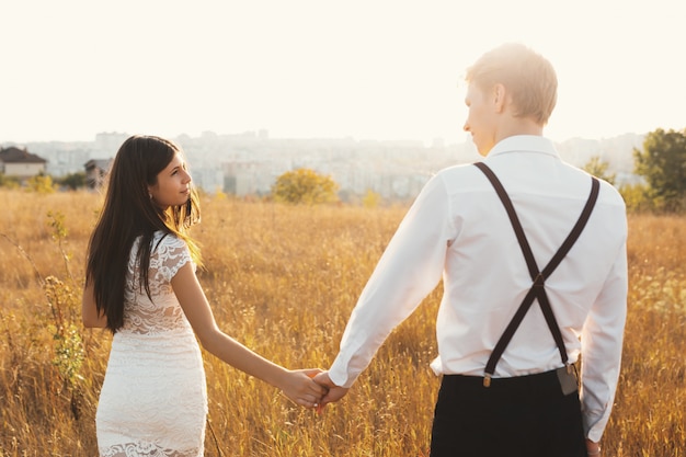 Een paar genieten van een wandeling, hand in hand