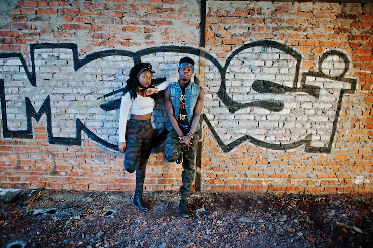 Gratis Foto een paar hiphop afro-amerikanen in de ondergrond.