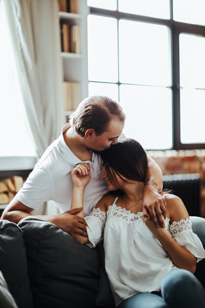 Een paar thuis, man kuste het hoofd van de vrouw