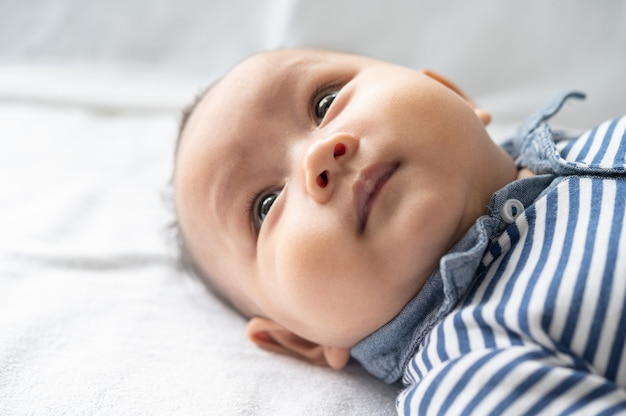 Een pasgeboren baby die zijn ogen opent en opzij kijkt
