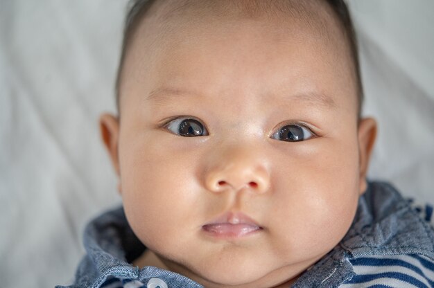 Een pasgeboren baby die zijn ogen opent en vooruit kijkt