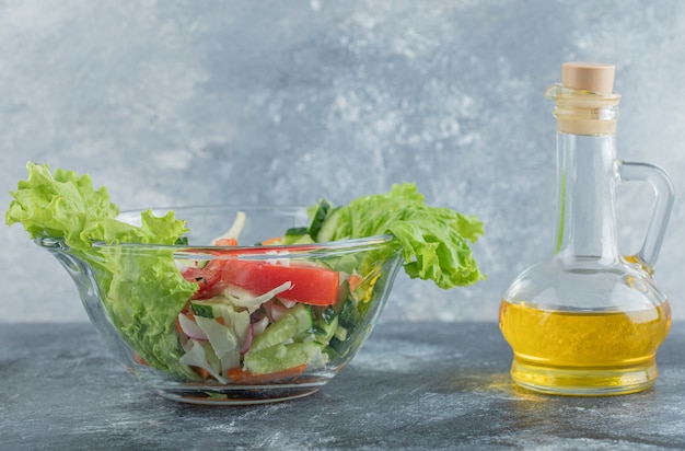 Een plaat van groentesalade met olie. Hoge kwaliteit foto