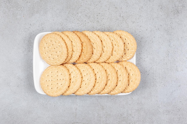 Gratis foto een plaat van knapperige koekjes op marmeren achtergrond. hoge kwaliteit foto