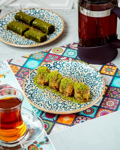 Een plaat van Turkse dessert met gelaagde deeg en pistache