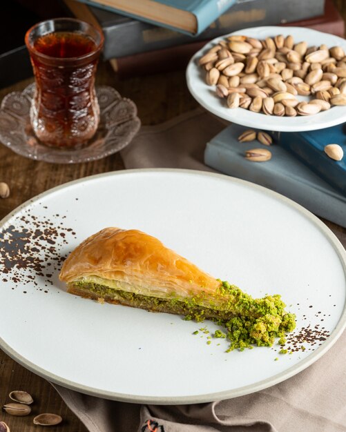 Een plaat van Turkse pakhlava met pistache