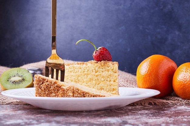 Gratis foto een plakje cake met een vork erop.