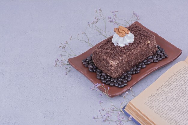 Een plakje medovic cake met gehakte chocolade in een schaal