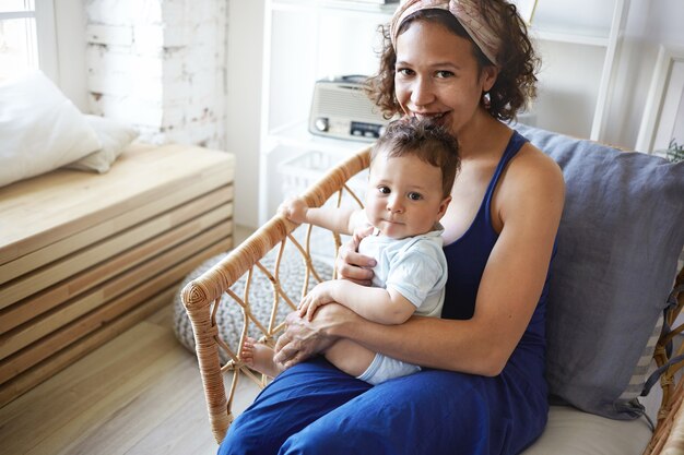 Een portret van een babyjongen en moeder