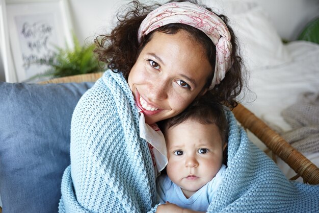 Een portret van een babyjongen en moeder