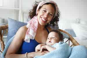 Gratis foto een portret van een babyjongen en moeder