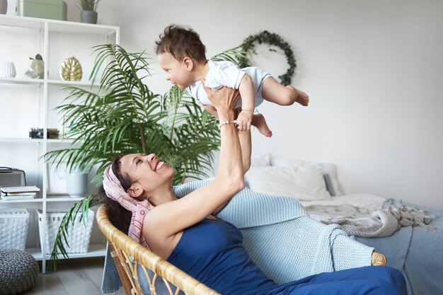 Een portret van een babyjongen en moeder