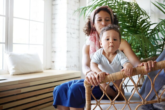 Een portret van een babyjongen en moeder