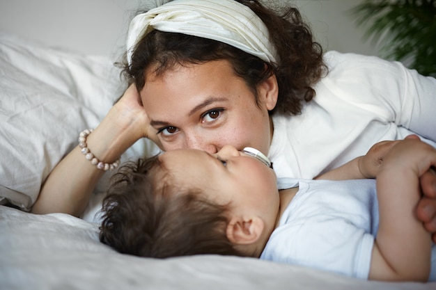 Een portret van een babyjongen en moeder