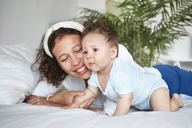 Een portret van een babyjongen en moeder