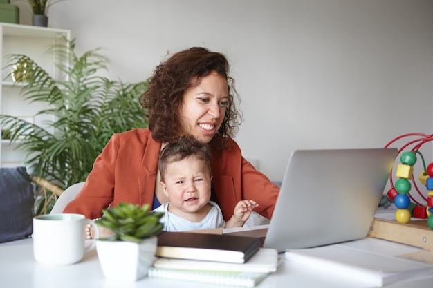 Een portret van een babyjongen en moeder