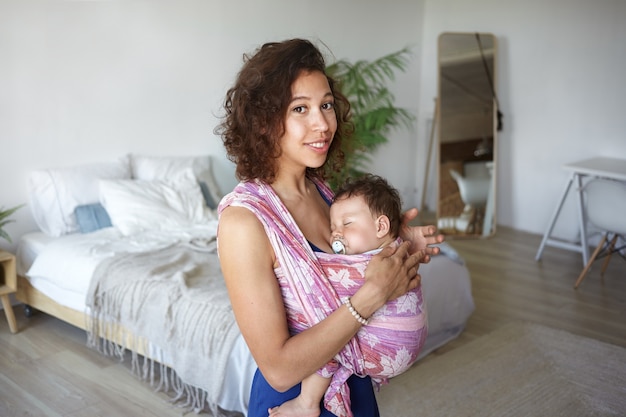 Een portret van een babyjongen en moeder