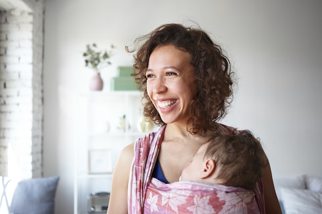 Een portret van een babyjongen en moeder