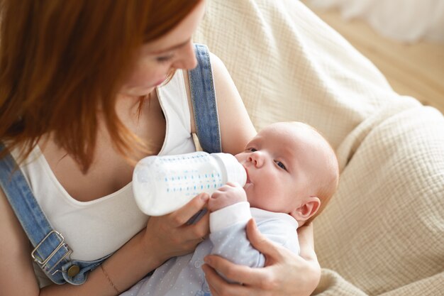 Een portret van mooie moeder met haar baby