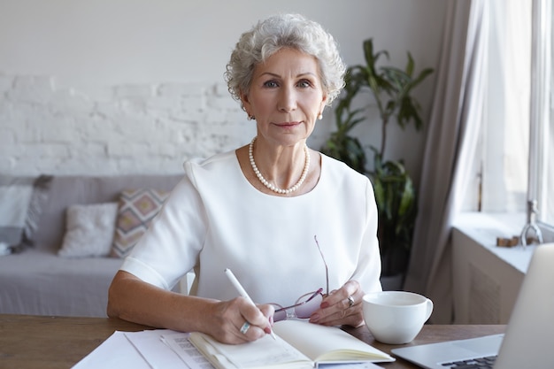 Een portret van senior zakenvrouw binnenshuis werken