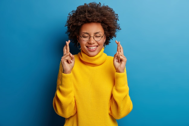 Een positieve vrouw met een donkere huid wacht hopelijk op belangrijke resultaten