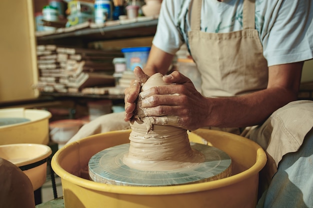 Een pot of vaas van witte klei close-up maken. meester kruik.