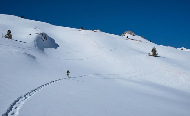 Een prachtige dag skiën in de bergen met perfecte omstandigheden.