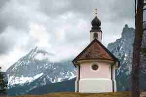 Gratis foto een prachtige kleine katholieke kerk in de bergen van de beierse alpen