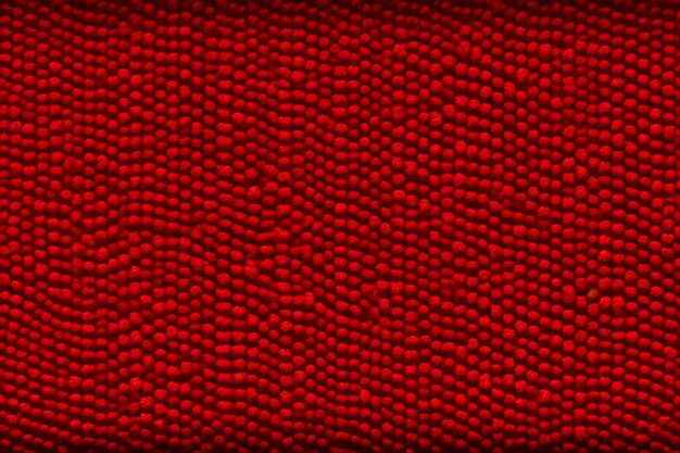 Een rode achtergrond met een patroon van vissenschubben.