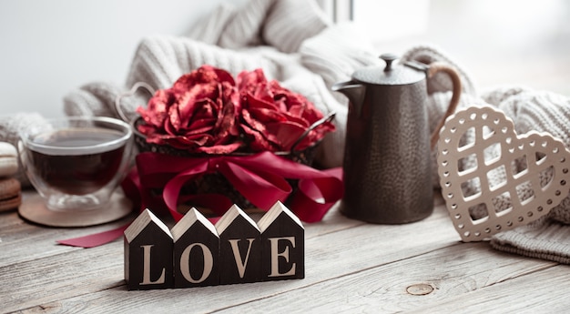 Een romantische compositie voor Valentijnsdag met het decoratieve woord liefde en decordetails.