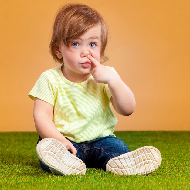 Een schattig meisje op oranje