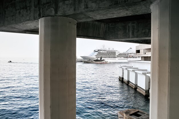 Een schip en een jacht in Monaco