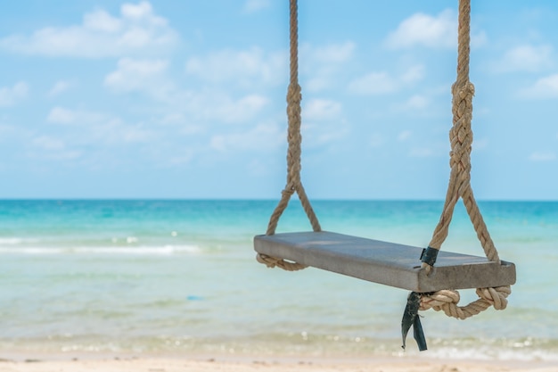 Gratis foto een schommel op het strand