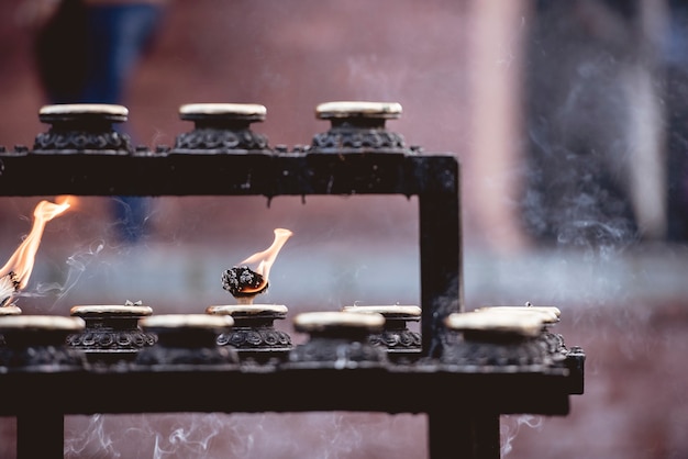 Een selectieve focusshot van een brandende salie voor een ceremonie