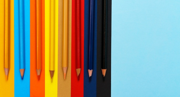 Een set kleurpotloden op een kleurrijke achtergrond een groep houten kleurpotloden voor het tekenen van b...