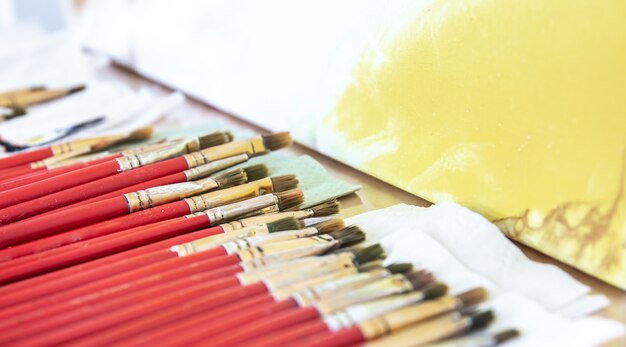 Een set rode penselen voor het schilderen van close-up