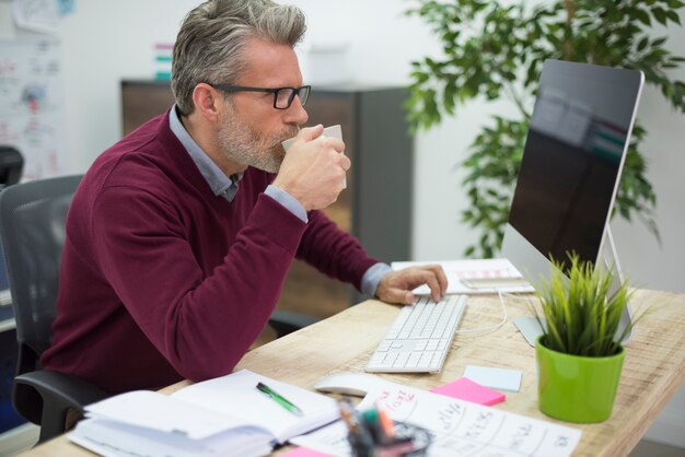 Een slokje hete koffie helpt op het werk