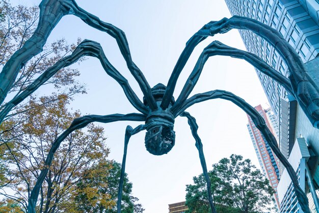 een spin sculptuur van Louise Bourgeois, gelegen aan de voet van het Mori toren gebouw in Roppongi Hills