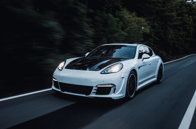 Een sportwagen met zwart witte autotuning.