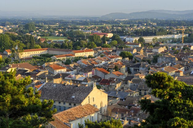 Een stadsgezicht met veel gebouwen in Frankrijk in de zomerse dageraad in het Park Colline Saint Europe