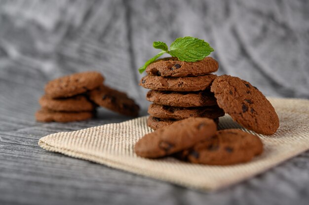 Een stapel koekjes op een doek op een houten tafel