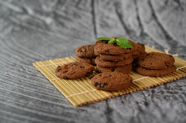 Een stapel koekjes op een houten paneel op een houten lijst