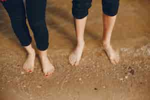 Gratis foto een stijlvol en mooi paar in zwarte kleding brengt een goede tijd op het strand door