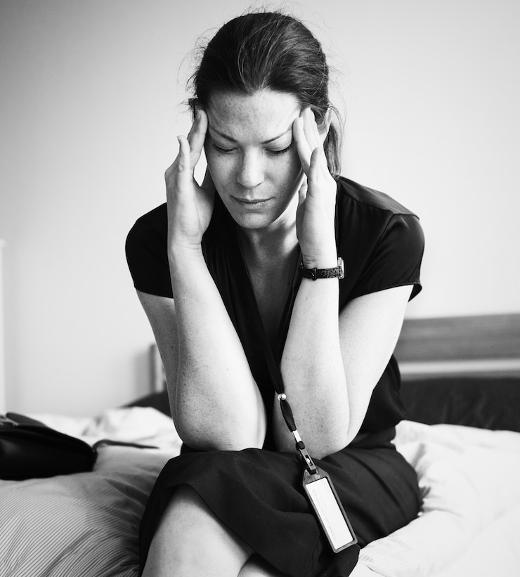 Gratis Foto een stressvolle vrouw alleen in een kamer
