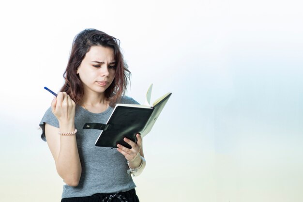 Een student of medewerker leest aantekeningen uit de agenda