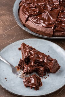Een stuk, brownie chocolade taart serveren op een blauw bord, close-up.