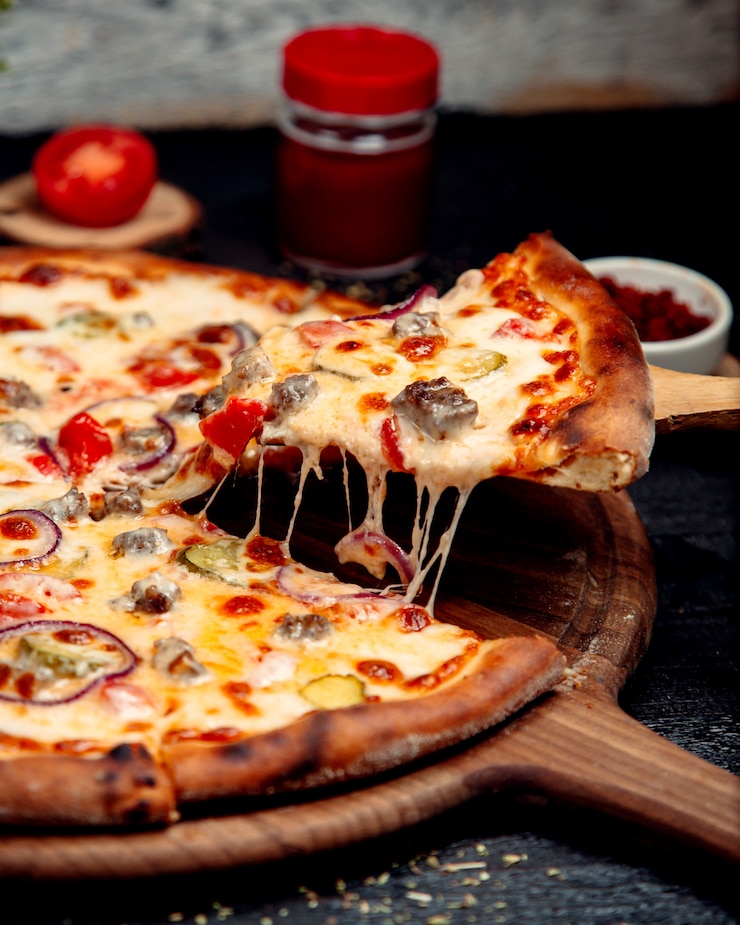 Gratis Foto een stukje knapperige pizza met vlees en kaas.