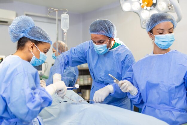 Een team van chirurgen vecht voor het leven voor een echte operatie voor echte emoties Het intensive care-team vecht voor het leven van de patiënt Leven redden de strijd om het leven