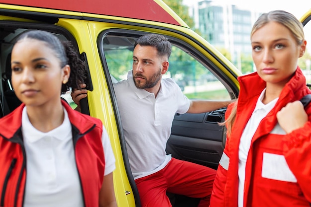 Gratis foto een team van paramedici komt uit een ambulance die reageert op een noodoproep