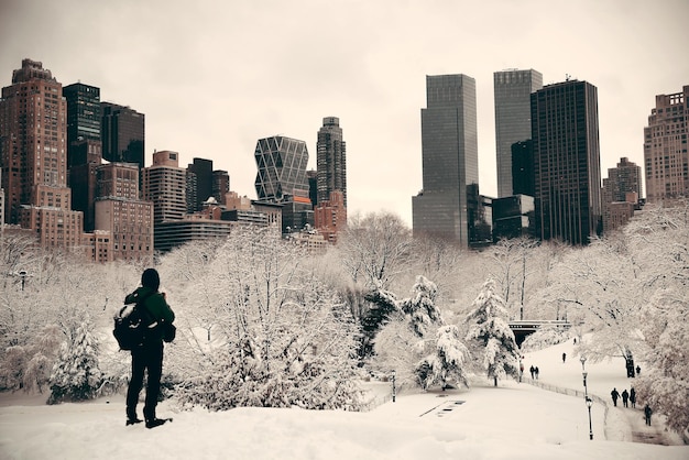 Gratis foto een toerist die naar central park kijkt in het centrum van manhattan, new york city